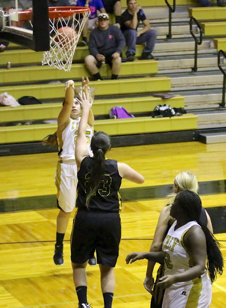 Image: Monserrat Figueroa(25) scores from the baseline to finish with 7-points.