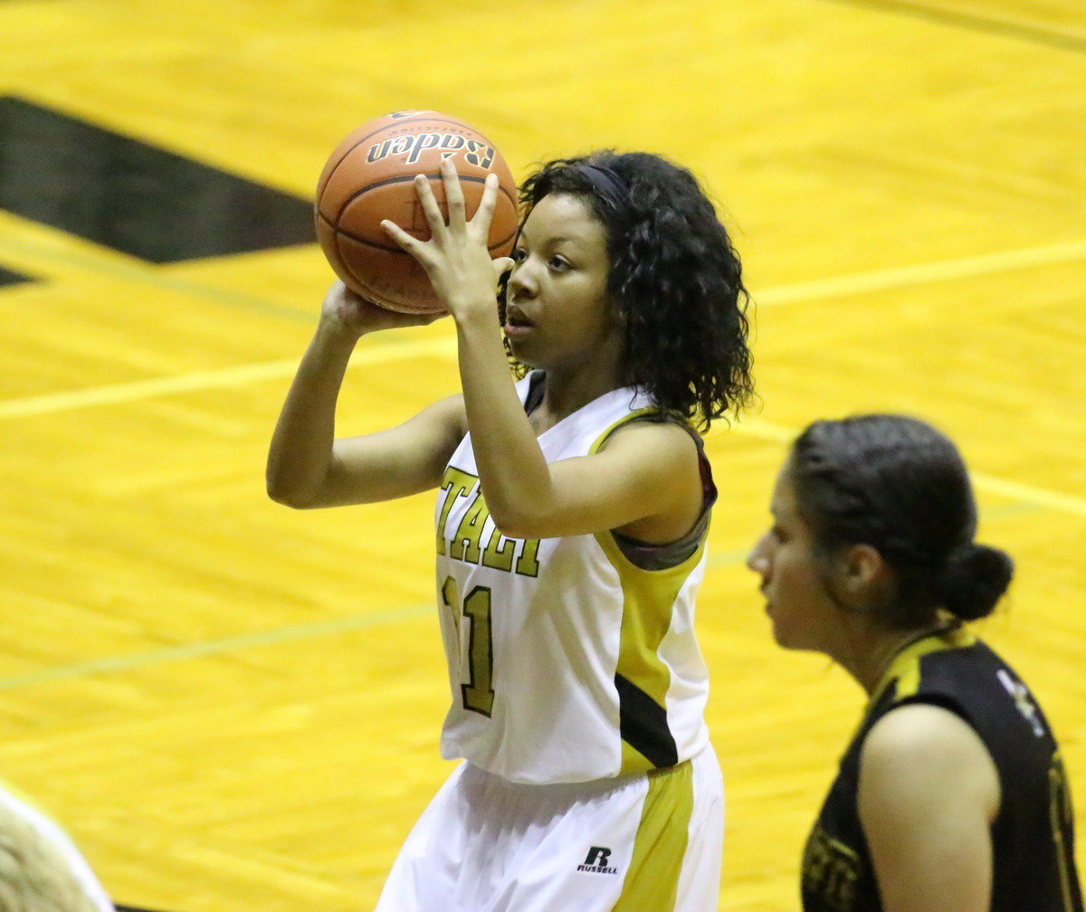 Image: Ryisha Copeland(11) shoots a free-throw.