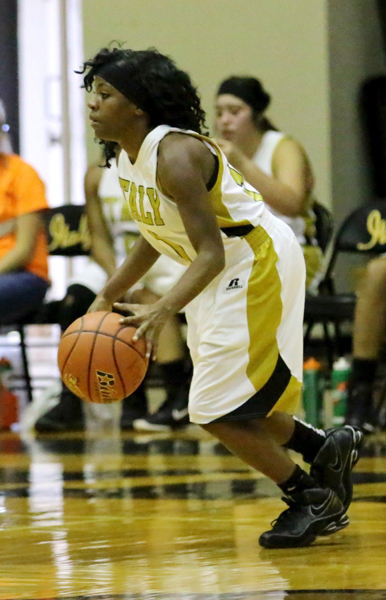 Image: Kendra Copeland(10) sets up Italy’s half-court offense.