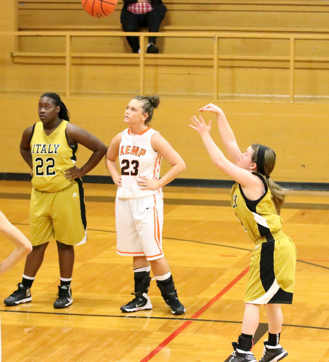 Image: Tara Wallis(4) tries her luck at a free-throw as teammate Taleyia Wilson(22) watches the flight of the ball during a Italy’s second tournament game against Kemp.