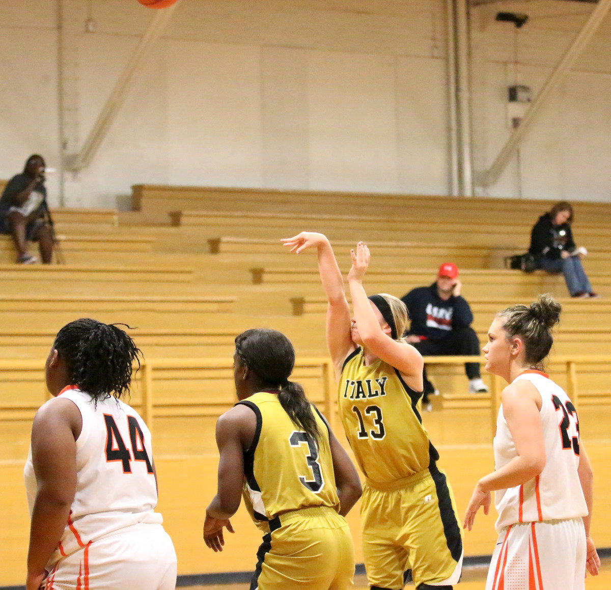 Image: Jaclynn Lewis(13) puts in a freebie.