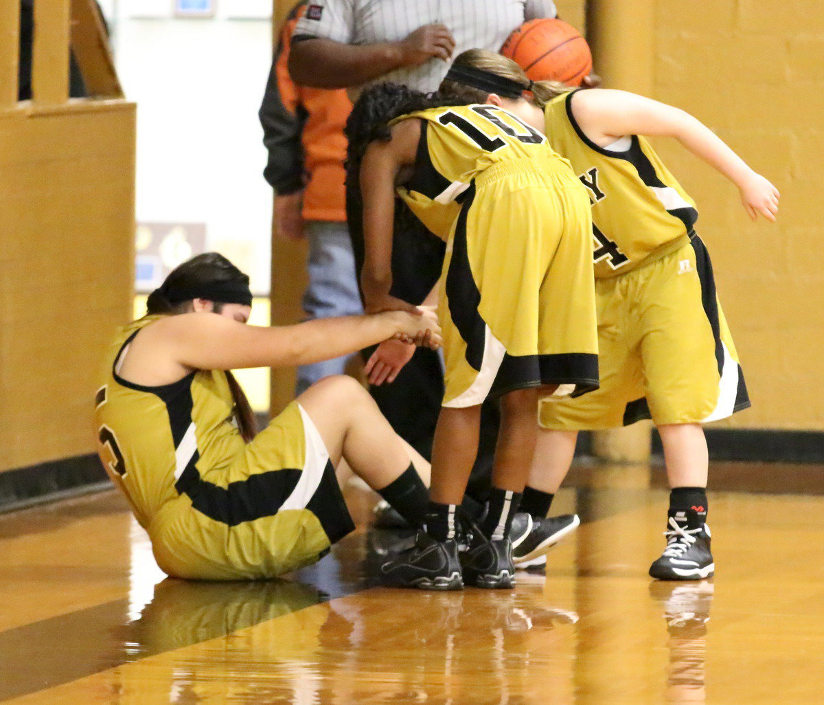 Image: Monserrat Figueroa(15) gets help from teammates Kendra Copeland(10) and Tara Wallis(4).