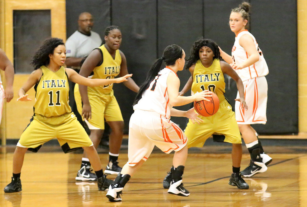 Image: Ryisha Copeland(11) and Kendra Copeland(10) keep Kemp’s guard at bay.