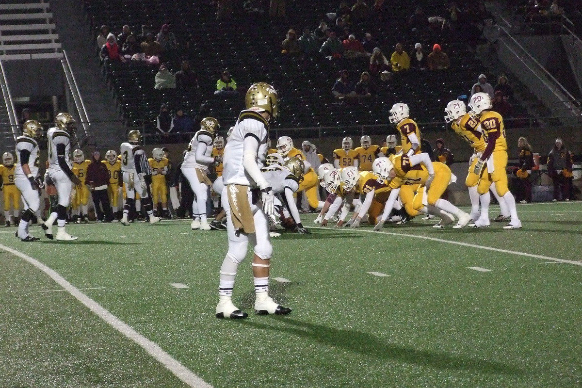 Image: Cornerback Levi McBride(3) and his defensive teammates get their first look at the Collinsville offense.