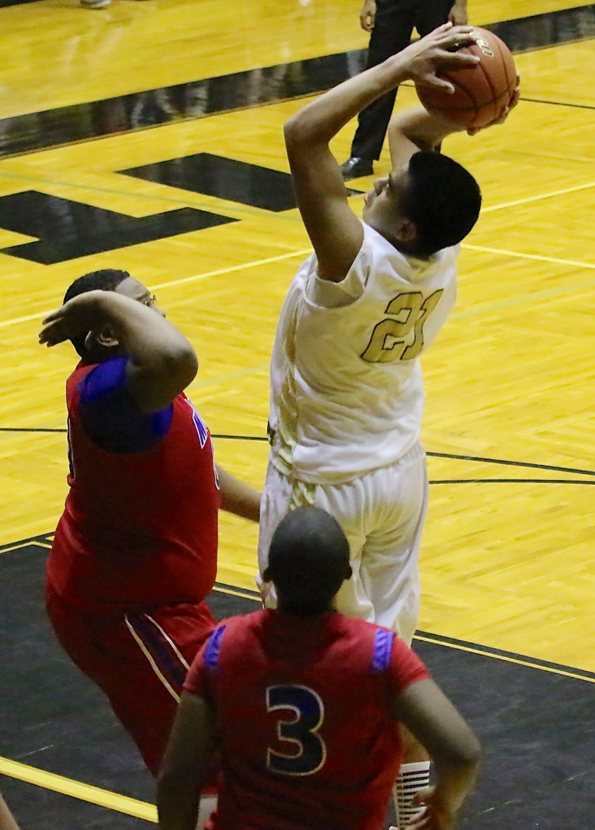 Image: JV center David De la Hoya(21) rises to the rim.