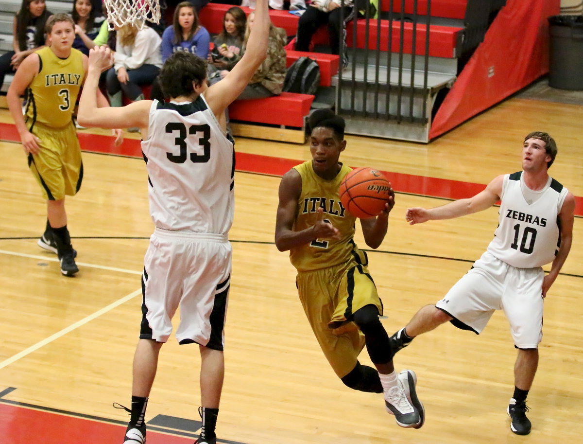 Image: Italy’s Trevon Robertson(2) swoops in for a layup.