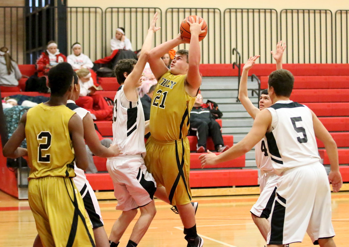 Image: Zain Byers(21) tries to score inside and finishes with 8-points during Italy’s win over Grandview.