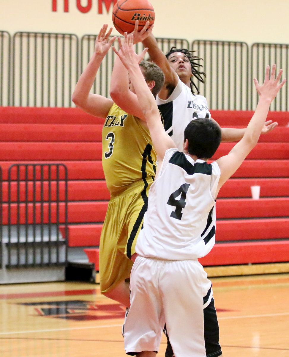 Image: Bailey Walton(3) pulls Italy within 1-point of the Zebras, 41-40, late in the fourth-quarter.