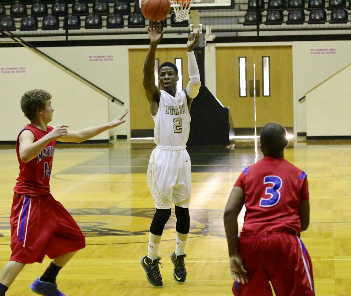 Image: Eric Carson(2) pulls up for a money ball.