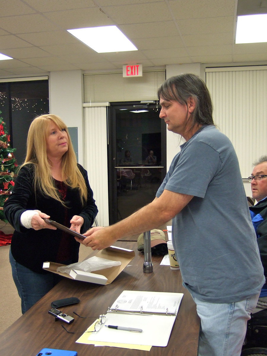 Image: Jeannie Richardson presents Mayor Perryman with his plaque.