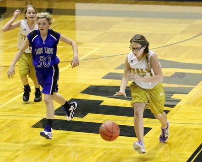 Image: Italy 7th grader Cassidy Gage(35) dribbles across mid-court.