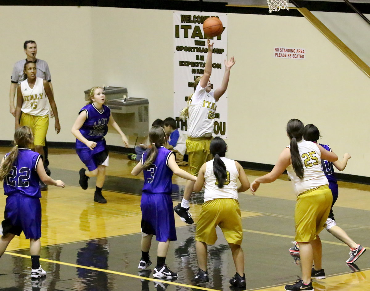 Image: Brycelen Richards(22) scores along the baseline for Italy’s 8th grade team.