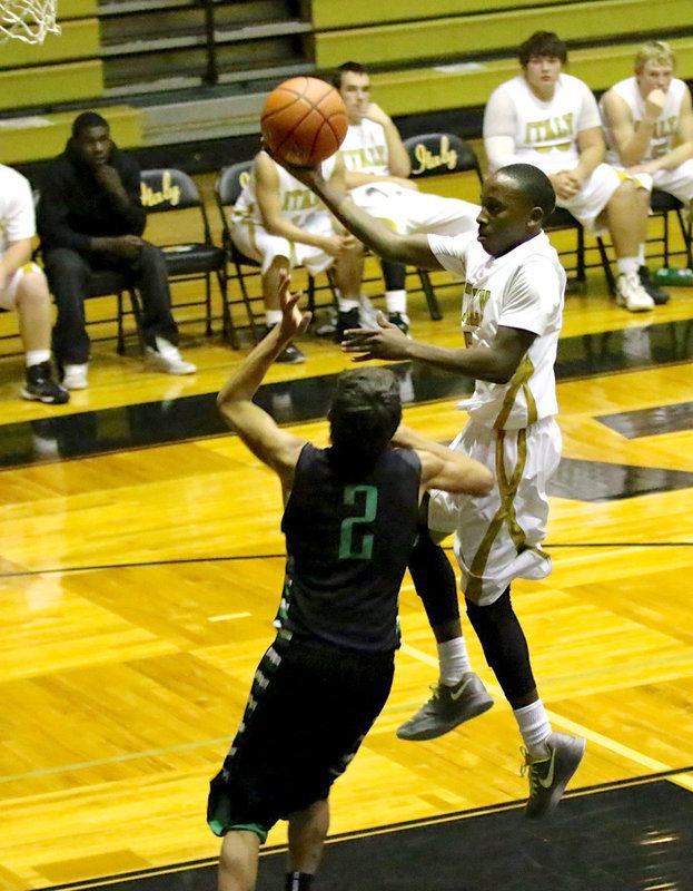 Image: Freshman Kevin Johnson(5) helps spark Italy’s offense.