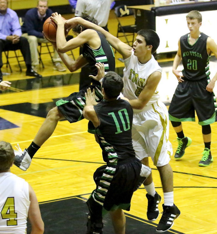 Image: Italy sophomore Mason Womack(4) goes for the rebound.