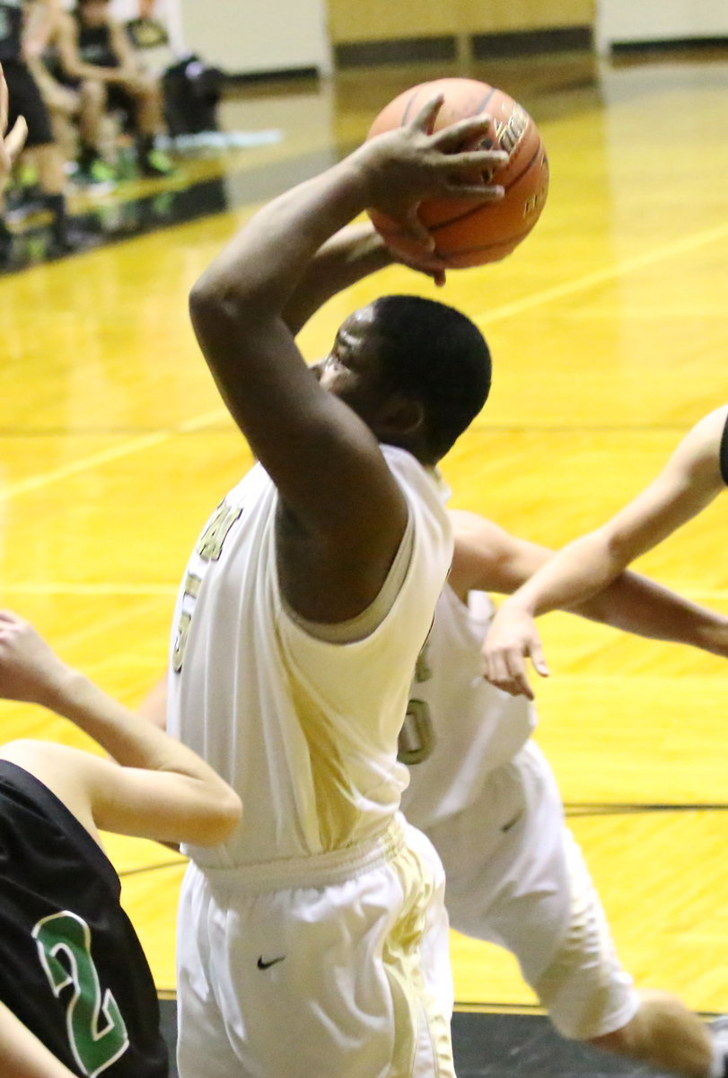 Image: Kenneth Norwood(5) pulls up for 2-points in the lane.