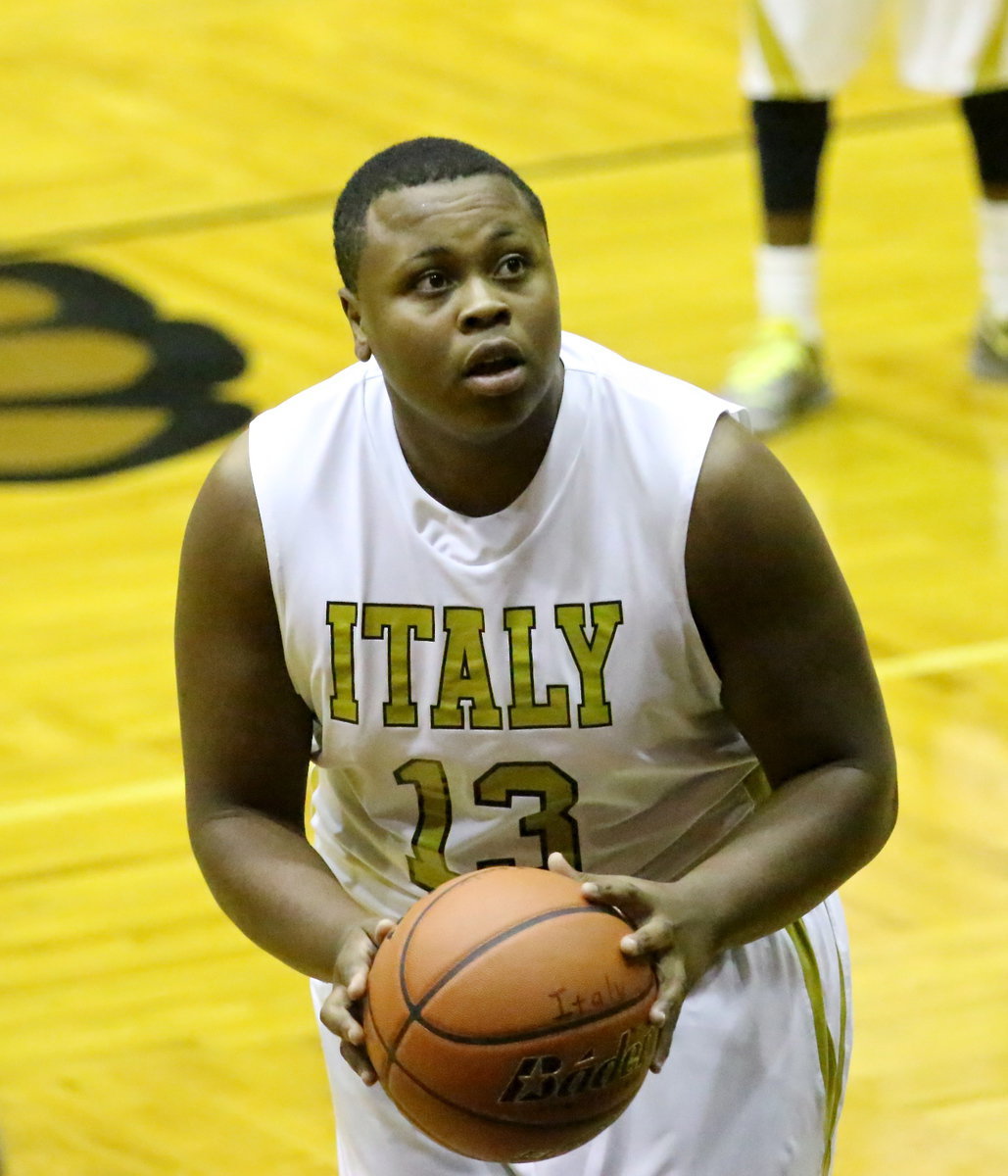 Image: Italy’s Darol Mayberry(13) splits a pair of free-throws.