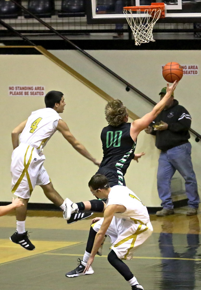 Image: Mason Womack(4) and Ryan Connor(1) try to stop the Eagle attack.