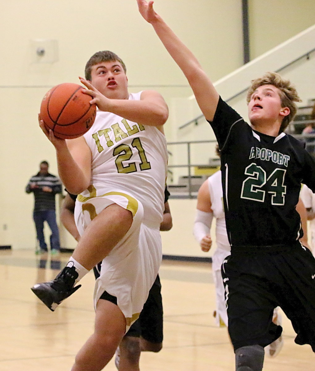 Image: Gladiator senior Zain Byers(21) powers his way to the basket.