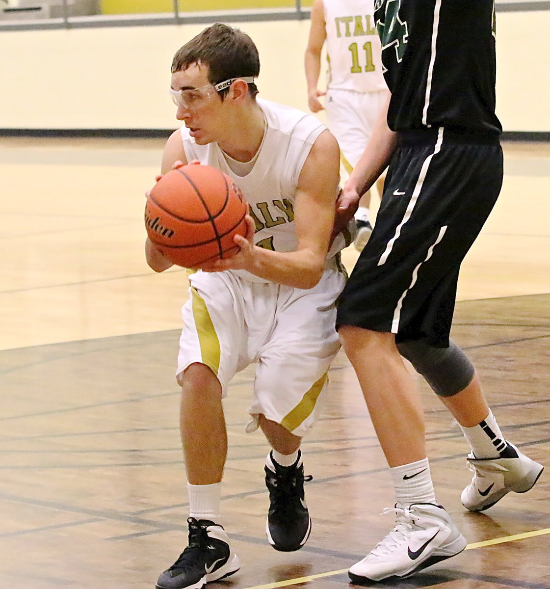 Image: Sophomore Ryan Connor(1) searches for a teammate.