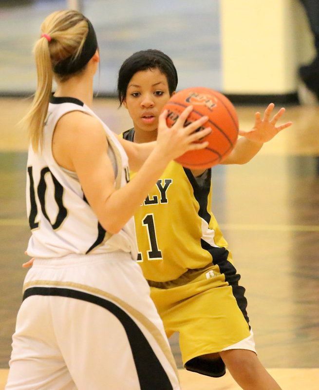 Image: Italy senior Ryisha Copeland(11) plays tight defense.