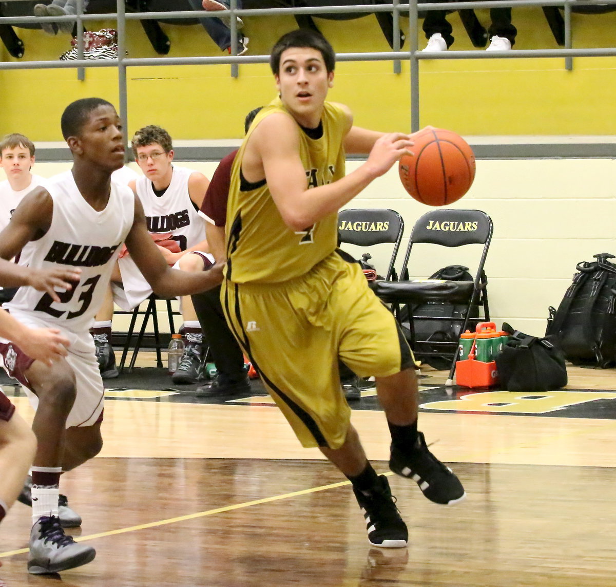 Image: Italy’s Mason Womack(4) drives to the basket.