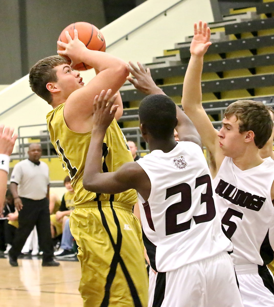 Image: Zain Byers(21) puts up a shot over the Bulldogs.