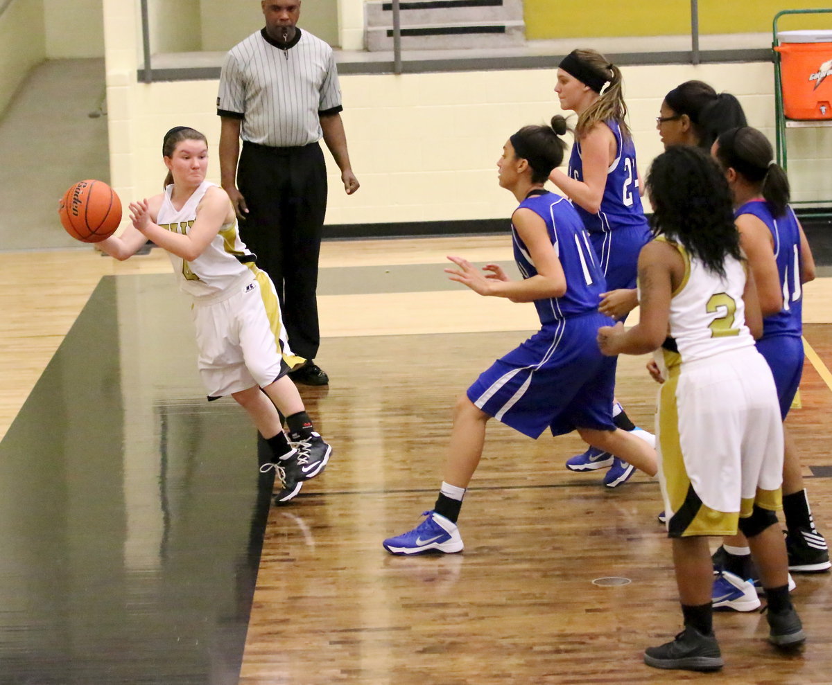 Image: Tara Wallis(4) attempts to save a pass from going out-of-bounds for Italy.