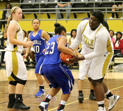 Image: Lady Gladiator Cory Chance(40) forces a tie ball.