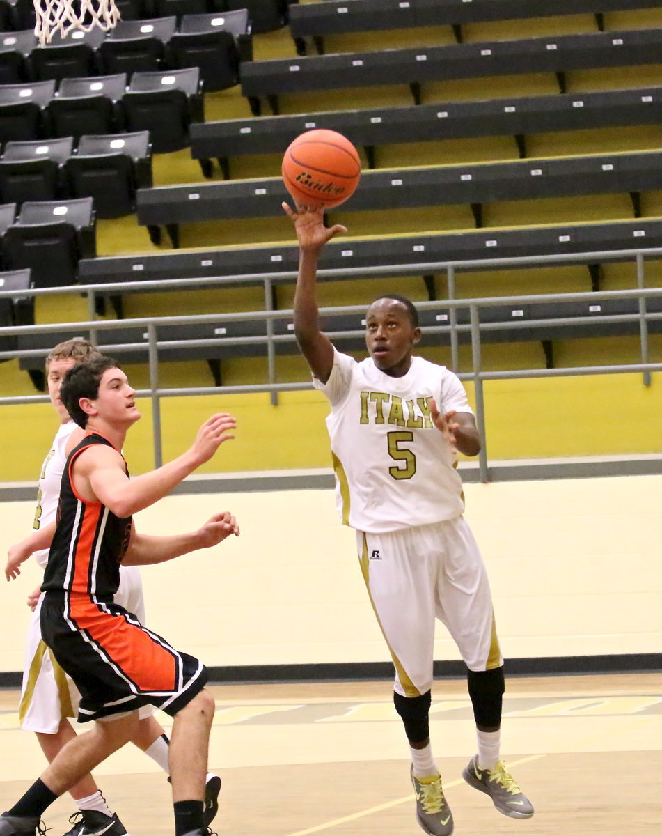 Image: Kevin Johnson(5) floats up 2-points from the baseline.