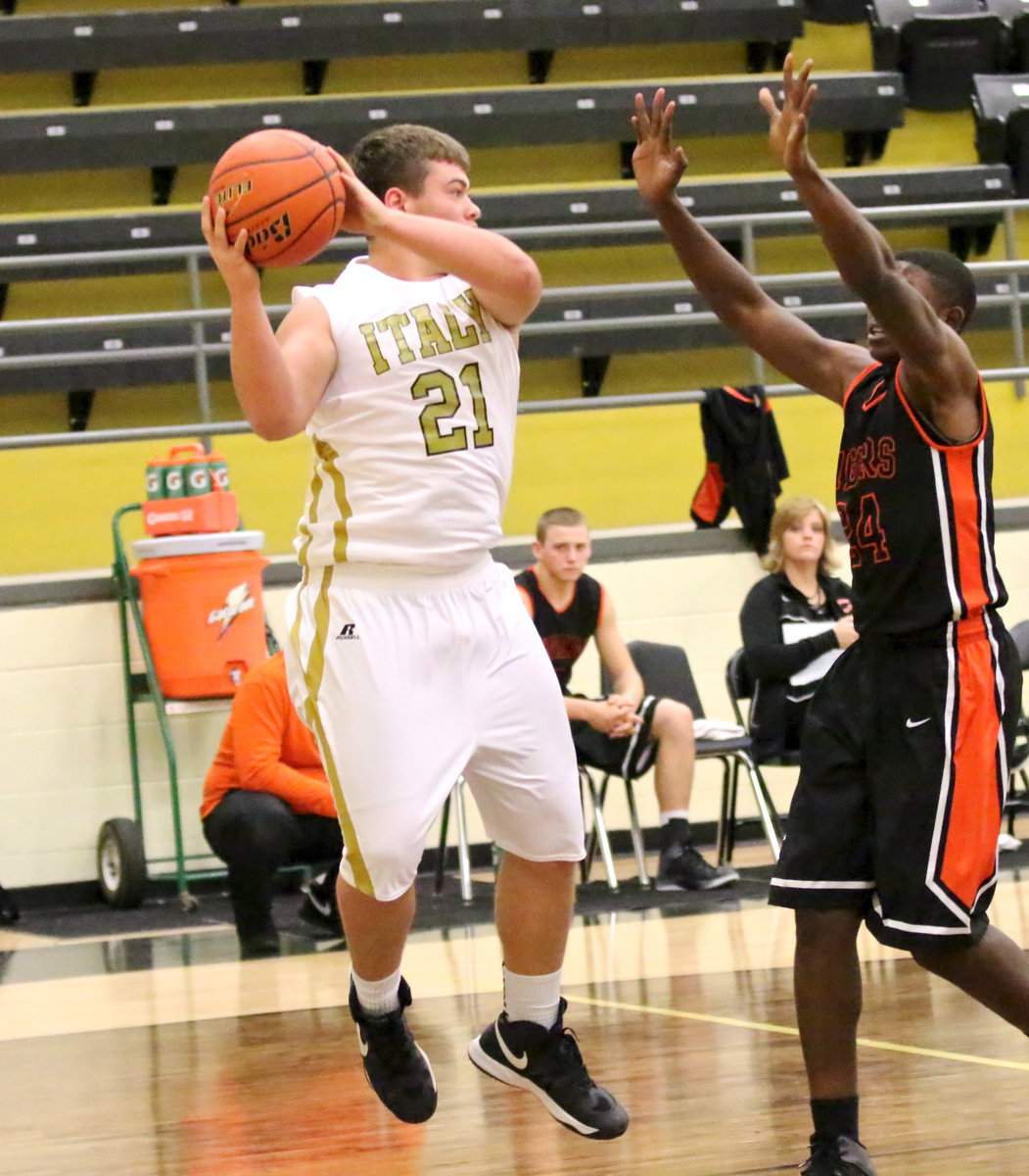 Image: Zain Byers(21) saves the ball from going out-of-bounds.