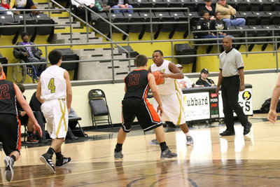 Image: Mason Womack(4) hurries over to screen for Darol Mayberry(13).