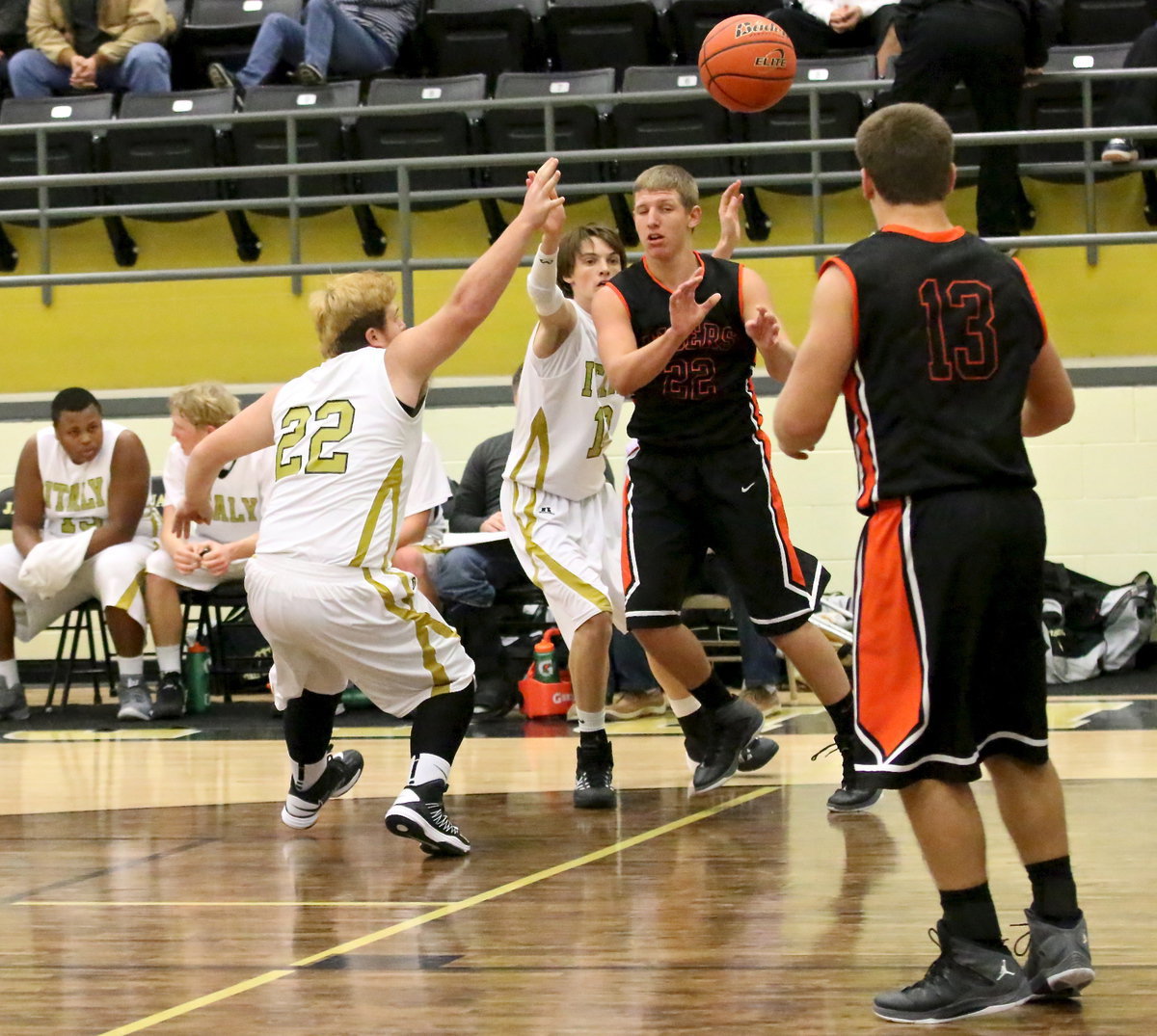 Image: Tyler Vencill(22) and Ty Windham(12) press the Tigers late in the fourth.