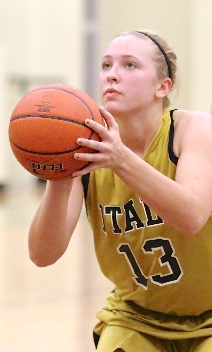 Image: Jaclynn Lewis(13) concentrates while trying free-throws.