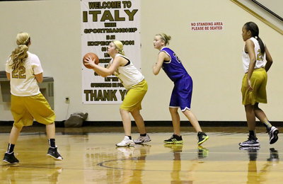 Image: Italy’s Sydney Weeks(33) steals the pass.