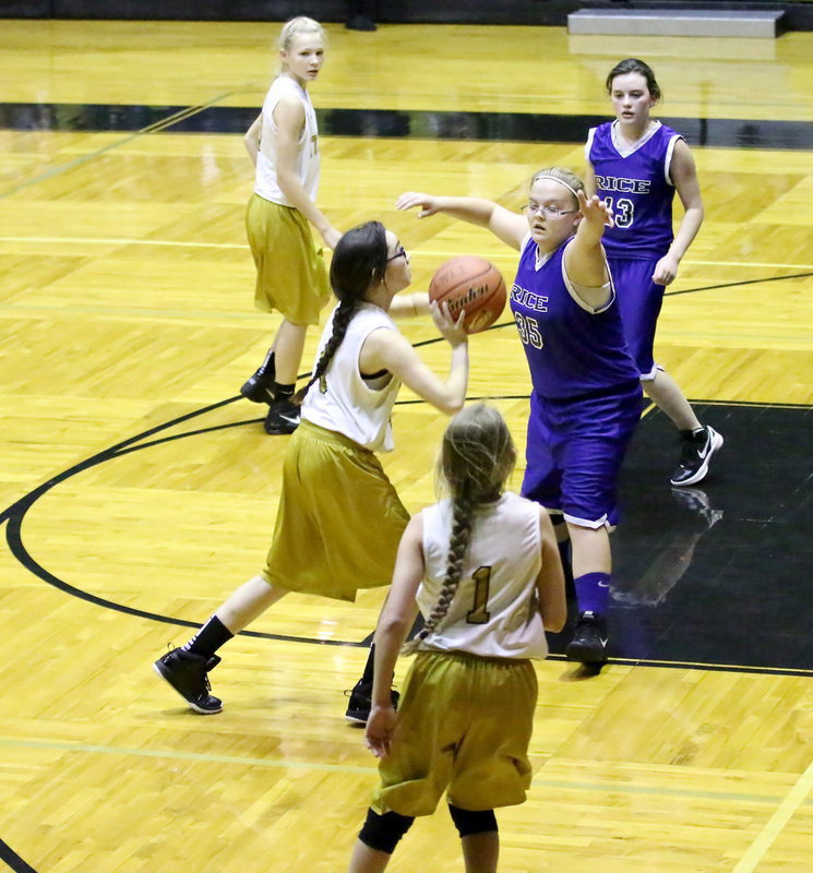 Image: Madison Galvan(4) scores 2-points for Italy’s 7th grade team.