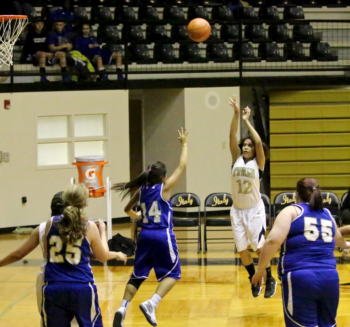 Image: Alex Minton(12) pulls up for the jumper.