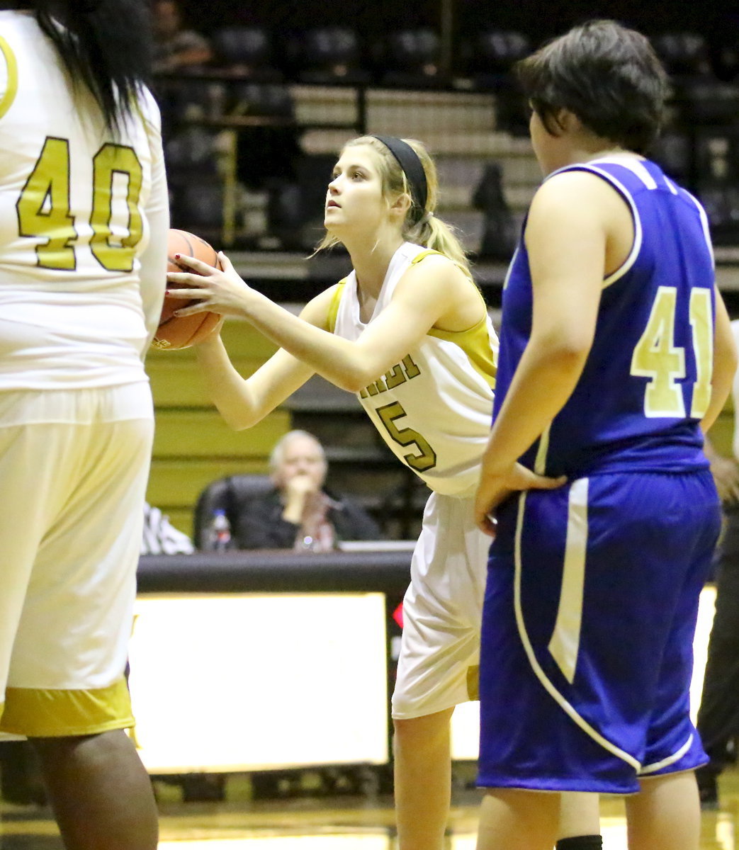 Image: Halee Turner(5) tries her hand at a pair of free-throws for Italy.