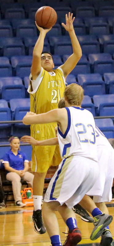 Image: David De La Hoya(21) gets a good look at the hoop.