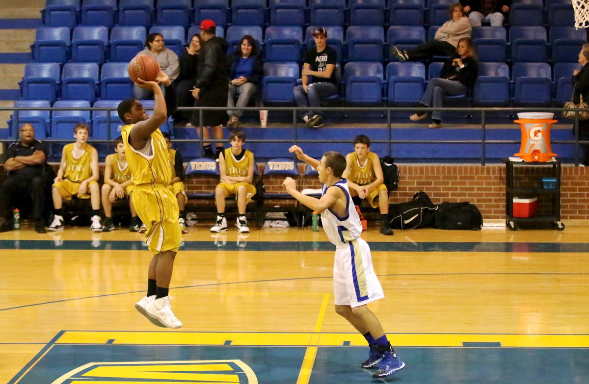 Image: Italy’s Kenneth Norwood(5) pulls up on the fast break to try a jumper.