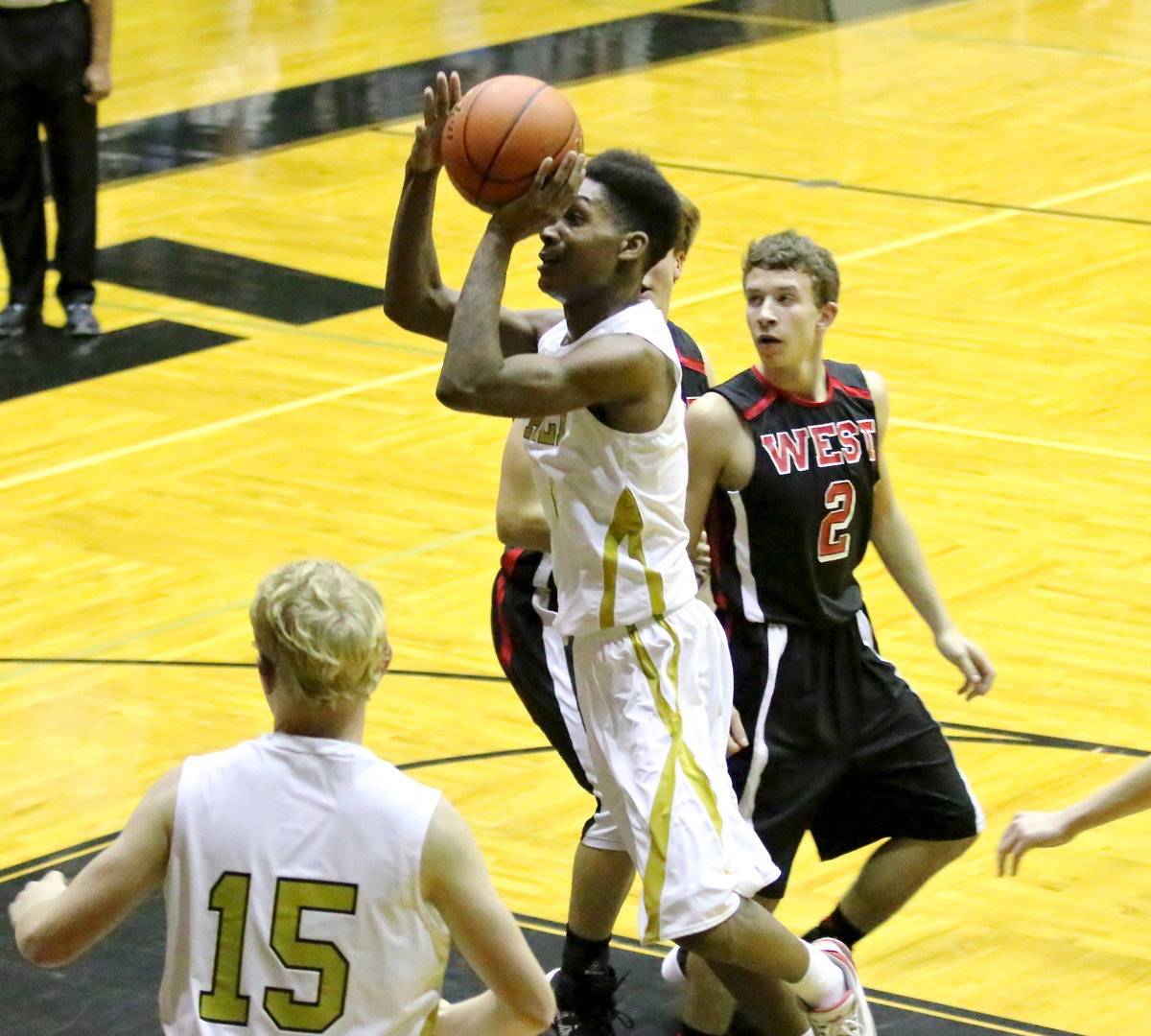 Image: Trevon Robertson(2) slips into the lane for 2-points.