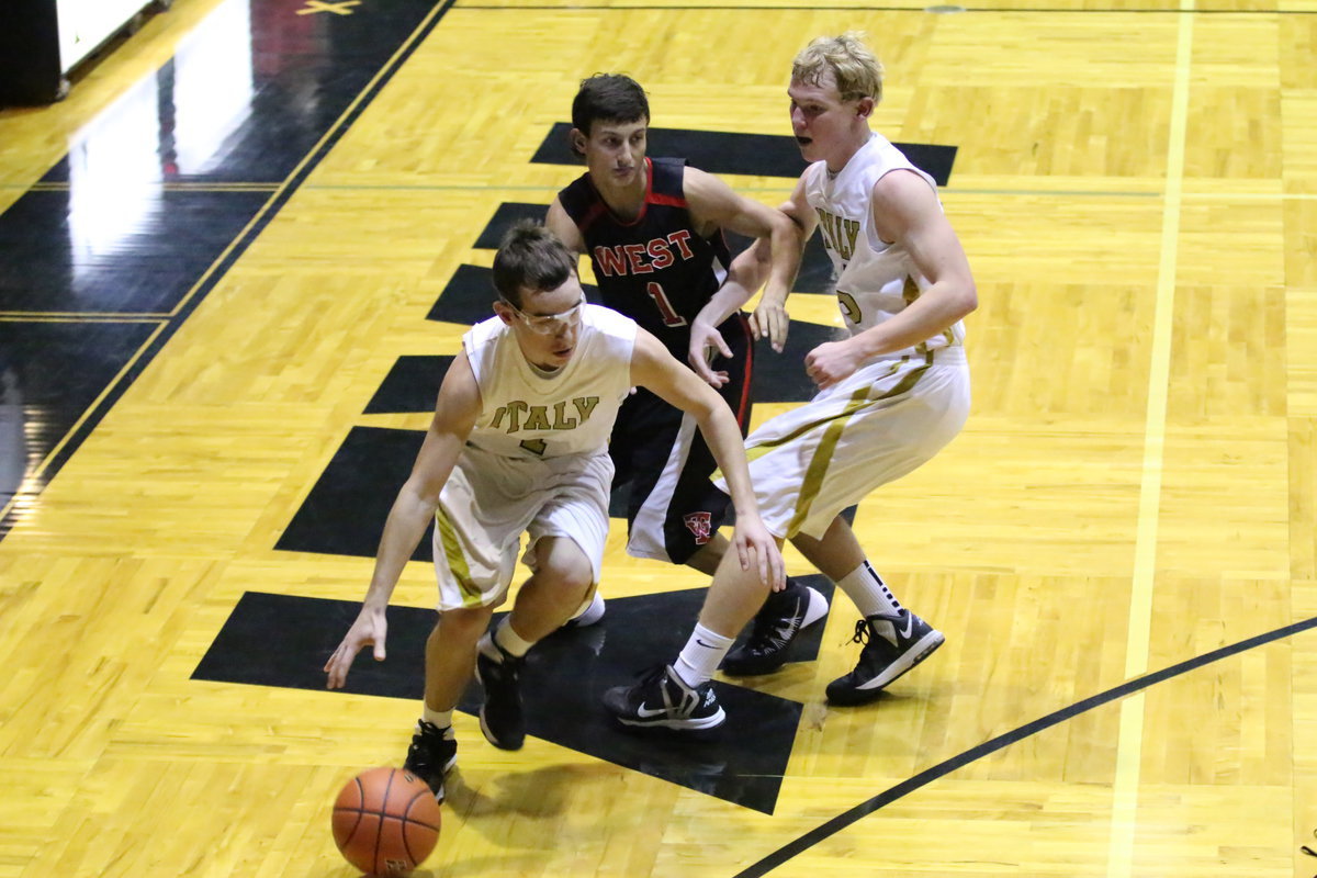 Image: Ryan Connor(1) maneuvers around a screen set by teammate Cody Boyd(4).