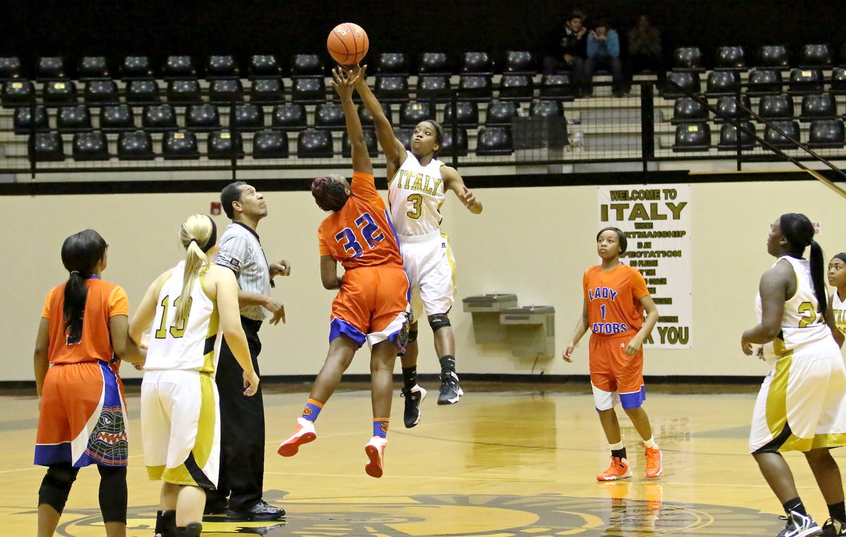 Image: Italy’s Kortnei Johnson(3) sends an early message to Dallas Gateway to start the varsity game.