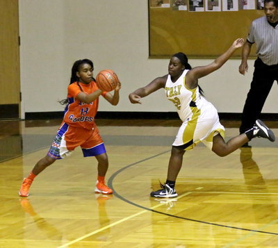 Image: Taleyia Wilson(22) disrupts Gateway’s routine to create a turnover.