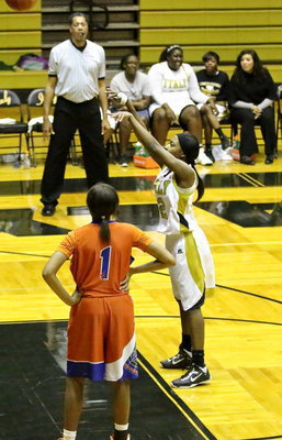Image: K’Breona Davis(2) provided energy late in the game and earned a couple of trips to the line making 2-out of-4.