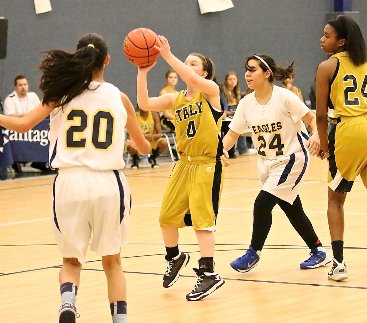 Image: Tara Wallis(4) stops and pops a mini jumper in the lane for 2 of her 11-points.