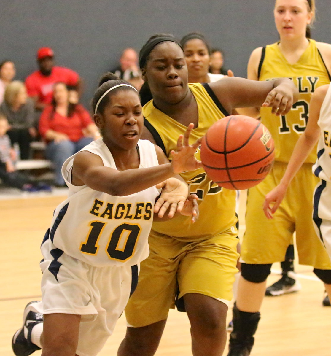 Image: Italy’s Taleyia Wilson(22) challenges a Lady Eagle for the loose ball.