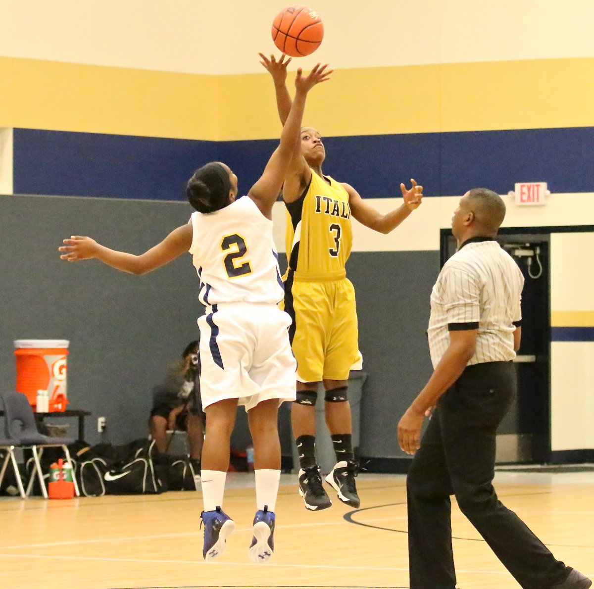 Image: Italy’s Kortnei Johnson(3) gets the show started against Grand Prairie.