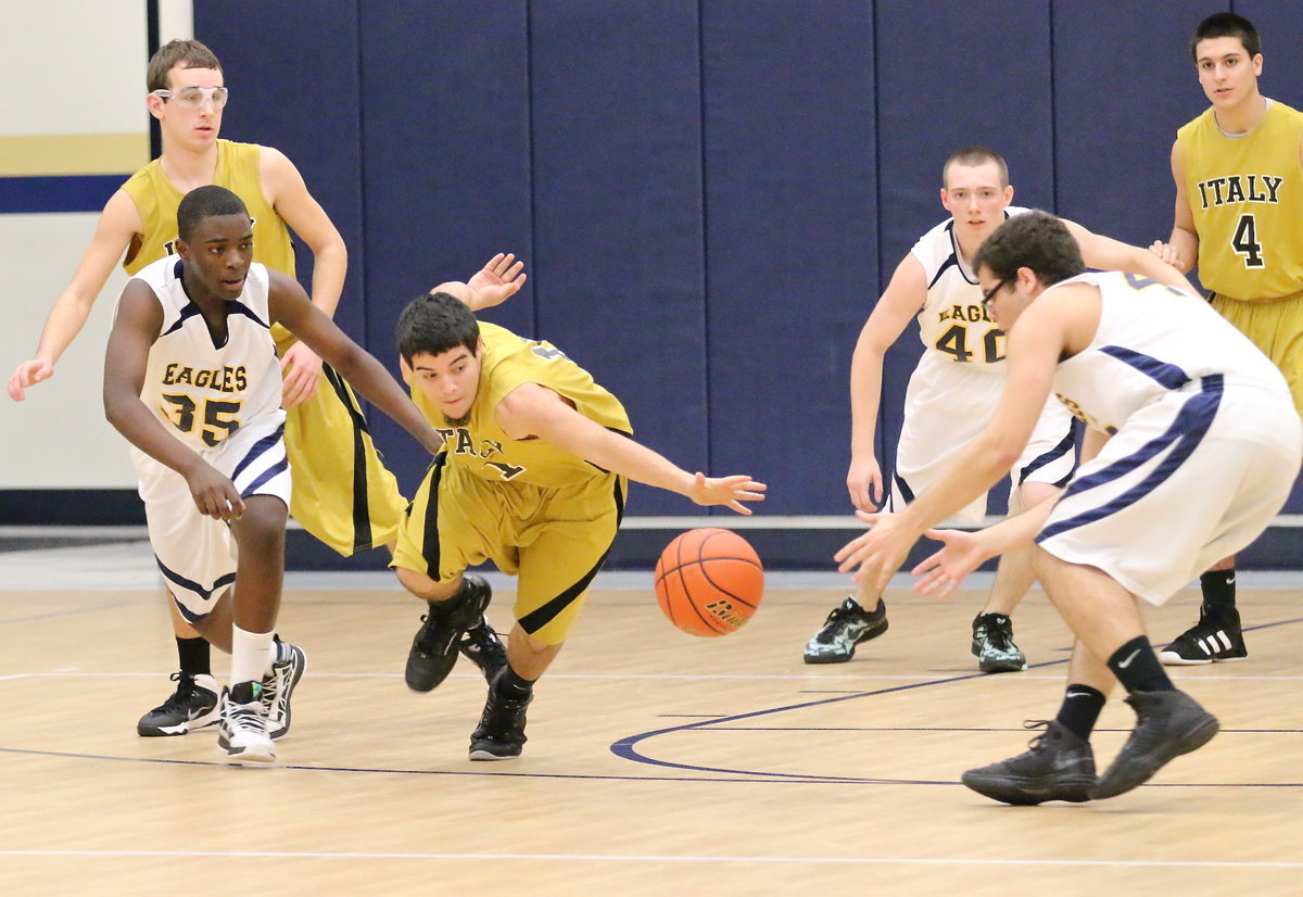 Image: Tyler Anderson(11) creates a turnover to ignite Italy’s fast break.