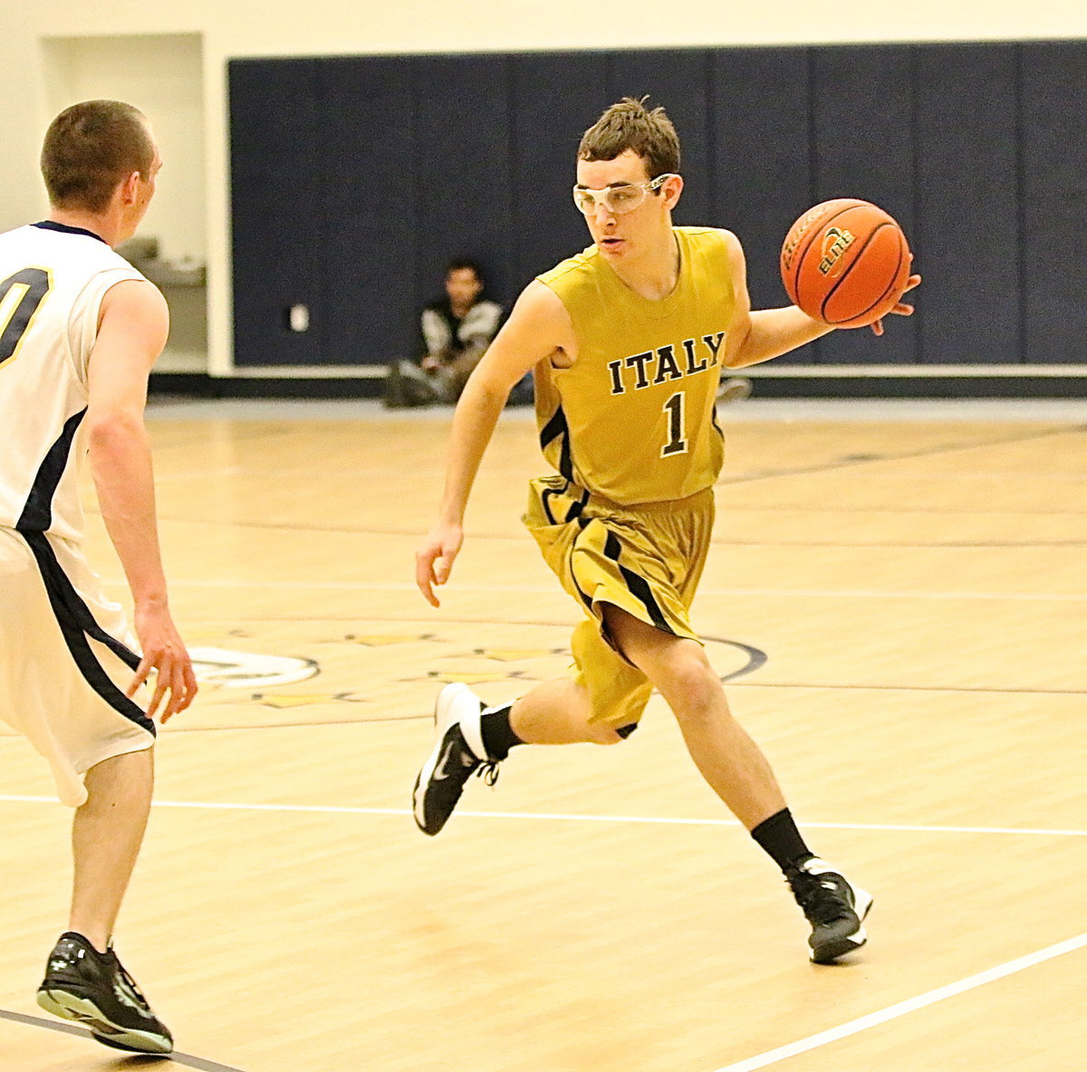 Image: Gladiator Ryan Connor(1) uses the dribble to open up Grand Prairie’s defense.