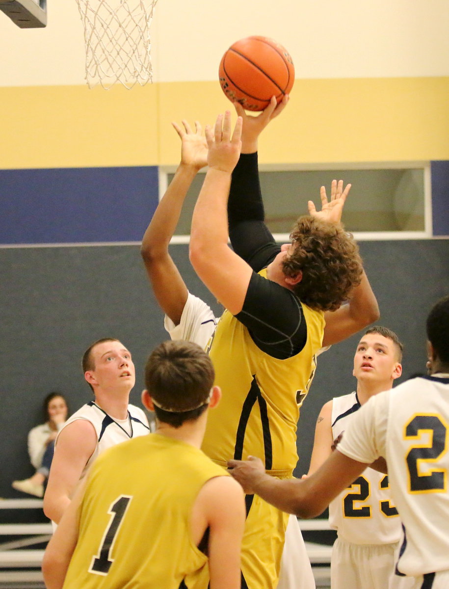 Image: Kevin Roldan(33) continues his barrage at the basket.